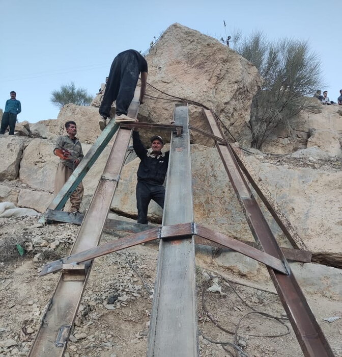 سنگ ۴۰ تنی بعد از ۳۰ سال از سر اهالی روستای دشتک برداشته شد
