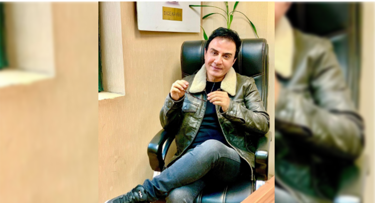 بوسه پر محبت داریوش فرضیایی بر گونه مادرش