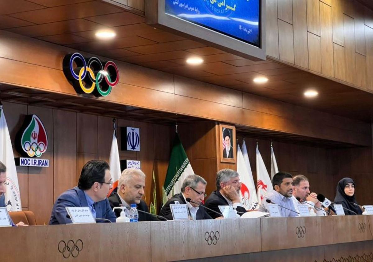 پولادگر با صلوات رئیس مجمع گوش شکسته‌ها شد