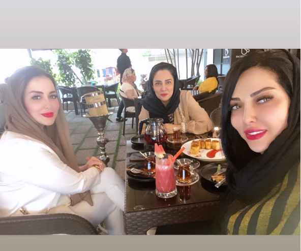 لیلا اوتادی و کافه گردی با دوستانش لیلا اوتادی و کافه گردی با دوستانش