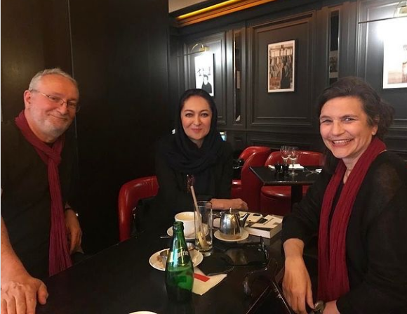 نیکی کریمی در جمع میزبانان خارجی اش نیکی کریمی در جمع میزبانان خارجی اش
