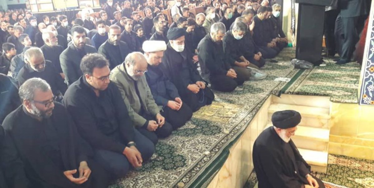 رئیس جمهور نماز ظهر عاشورا را در حرم عبدالعظیم (ع) اقامه کرد