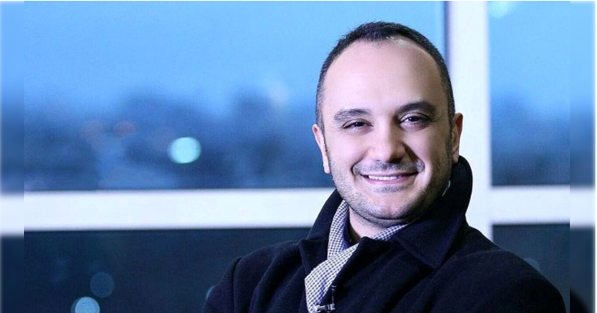 احسان کرمی با عینک ری بن در سالن تئاتر