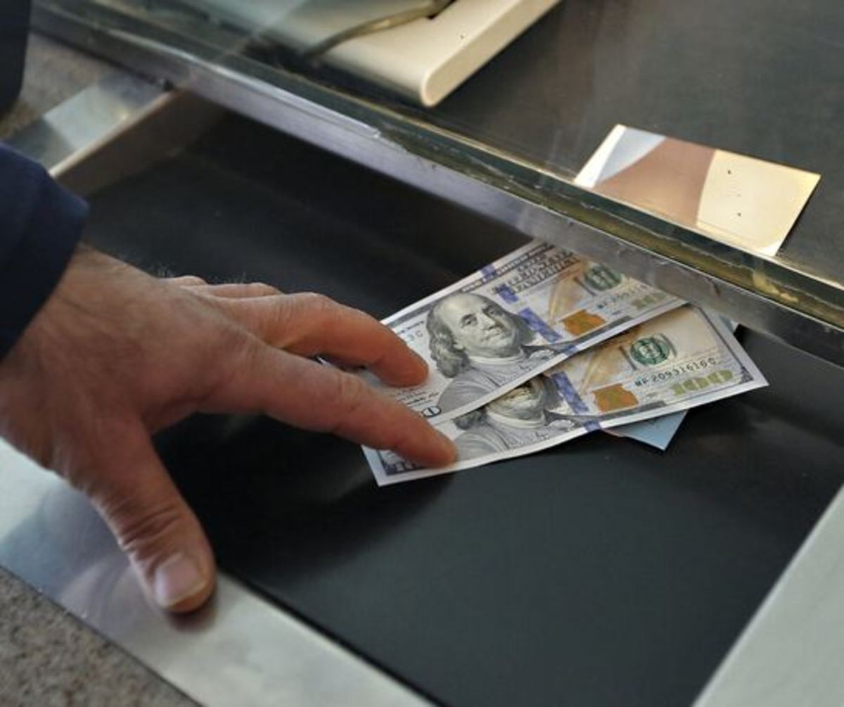 آغاز معاملات توافقی دلار با نرخ ۲۸ هزار تومان