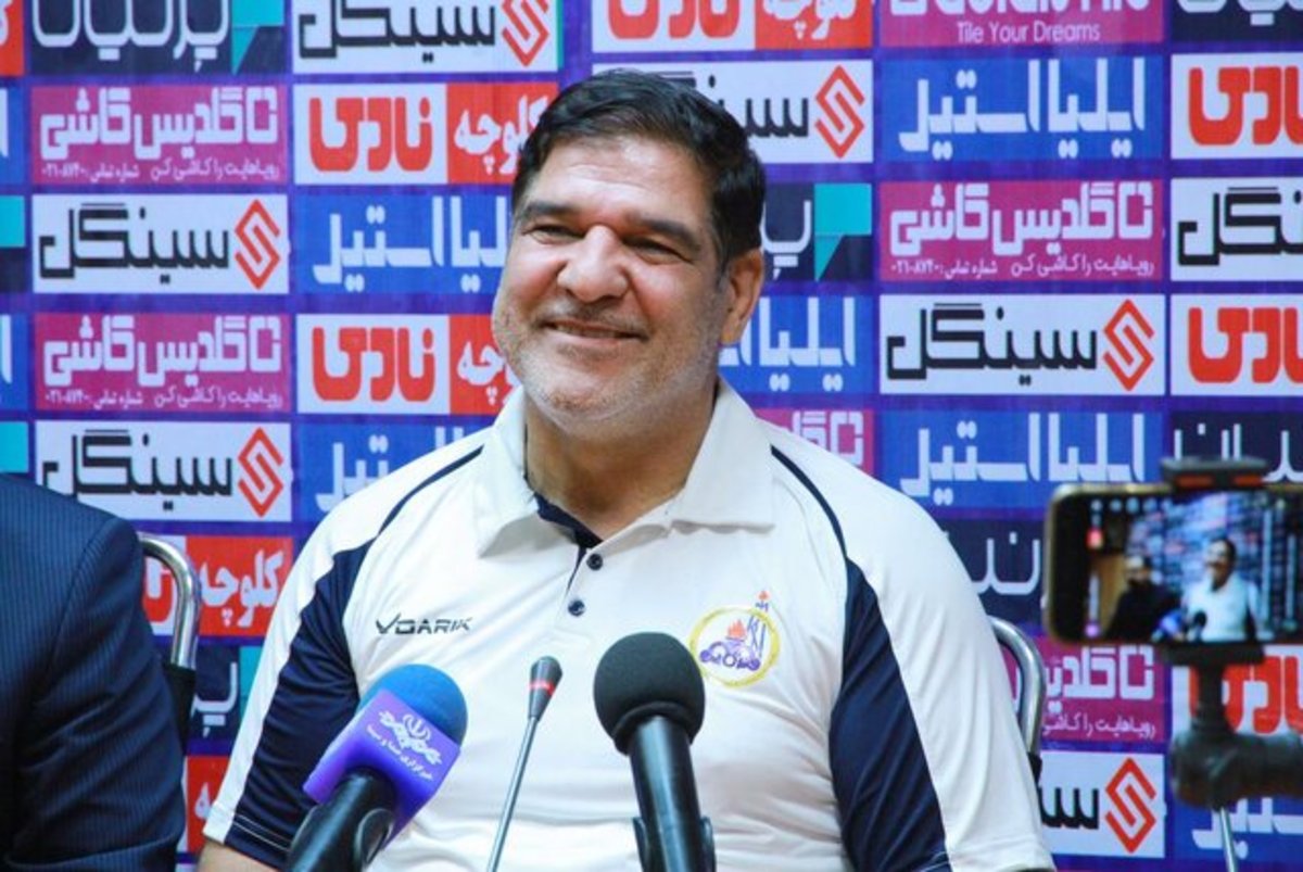 مهاجری: مقابل پرسپولیس ۲ امتیاز از ما دزدیده شد/ چرا پیروانی وارد رختکن داوران شد؟