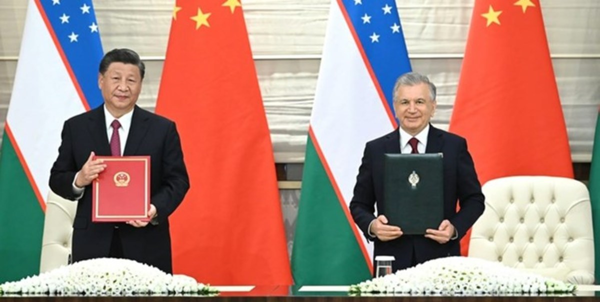 سفر پر بار رییسی با ۱۵ سند همکاری