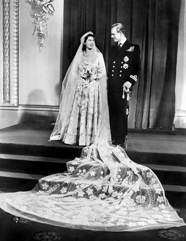 لباس عروس ملکه الیزابت دوم چه بود و ازکجا آمده بود؟