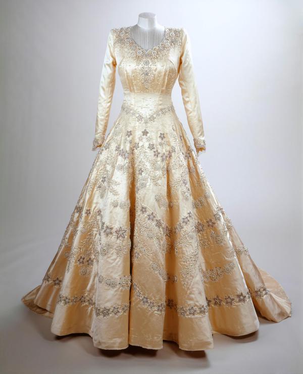 لباس عروس ملکه الیزابت دوم چه بود و ازکجا آمده بود؟
