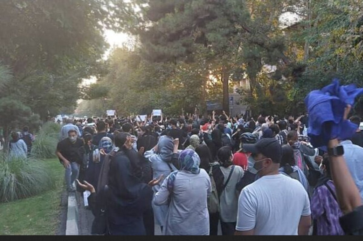 استاندار تهران:آتش زدن پرچم و شورش کار مردم عادی نیست