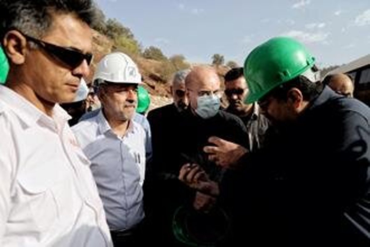 بازدید قالیباف از کارخانه سامان کاشی بروجرد