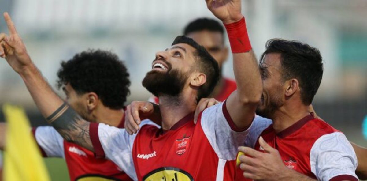 جشن سرخ‌ها در خانه گربه سیاه؛ اولین برد و گل پرسپولیس در لیگ ۲۲