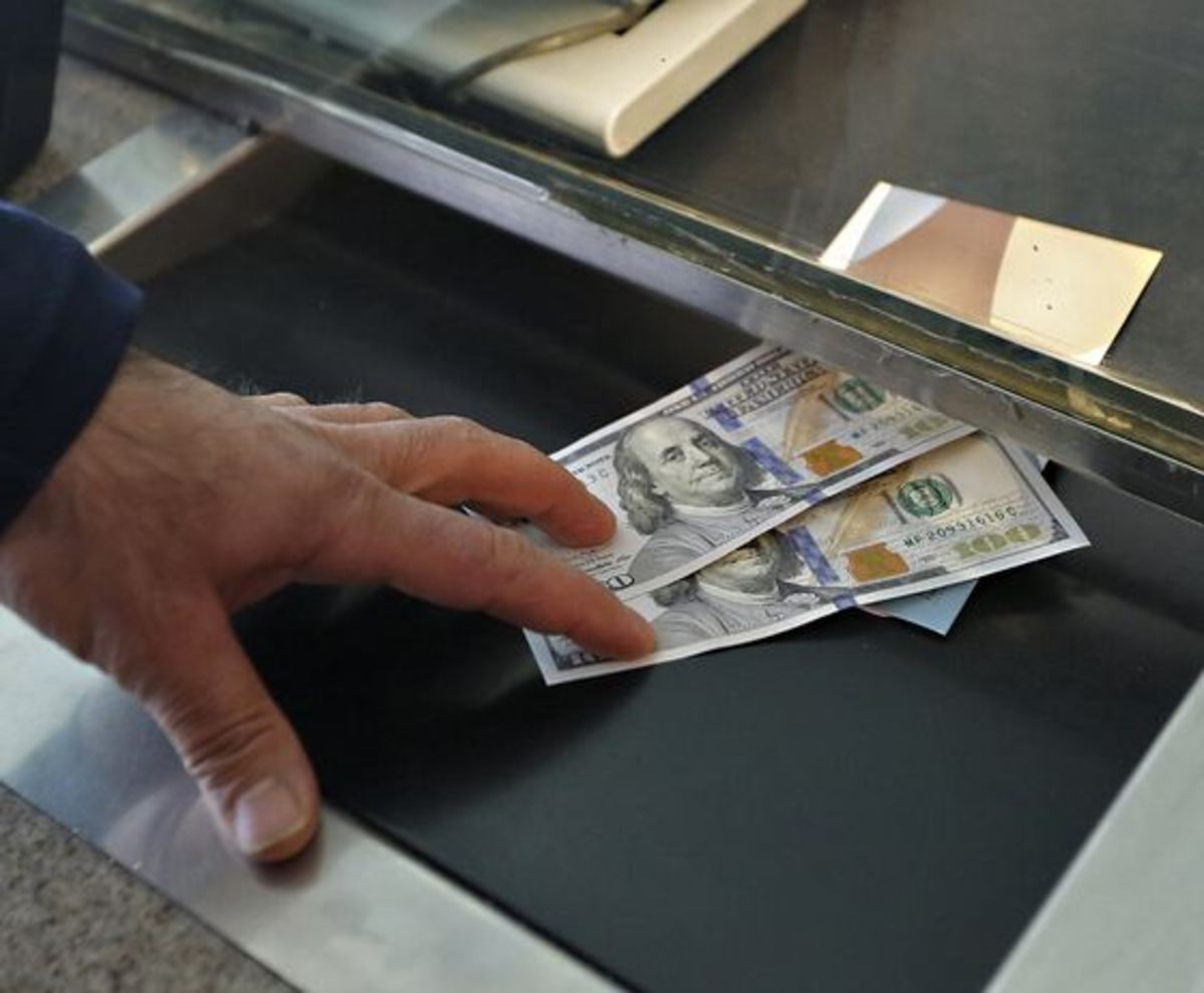 قیمت دلار در صرافی‌های بانکی ۲۸ هزار تومان شد