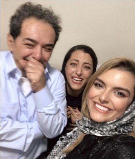 حال خوب دنبا مدنی در کنار پدرش