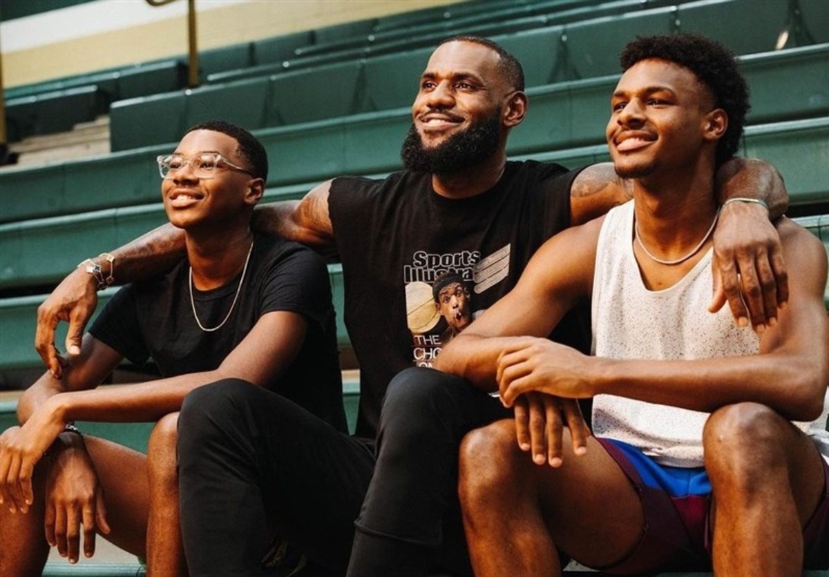 آسمان هم برای پادشاه کوتاه است / جمیز در NBA با پسرش هم بازی می شود