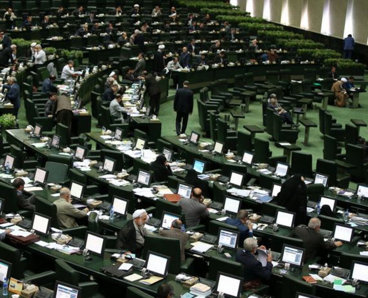 شعار «مرگ بر آمریکا» و «مرگ بر منافق» در مجلس طنین انداز شد
