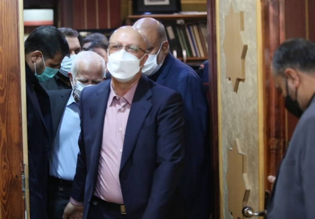 وزیر علوم برای گفتگو با دانشجویان معترض وارد دانشگاه شریف شد