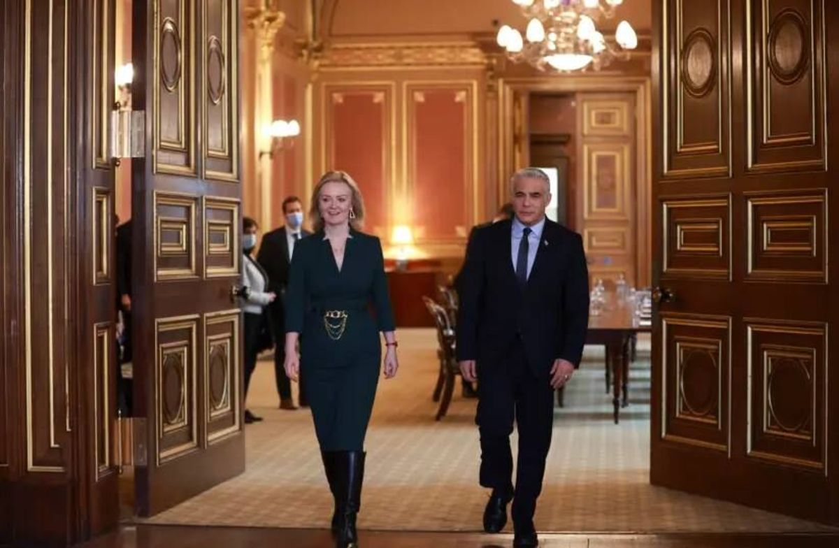 همزمان با تشدید اعتراضات به نخست وزیر انگلیس، از زمین سفارت جدید لندن در قدس پرده برداری شد