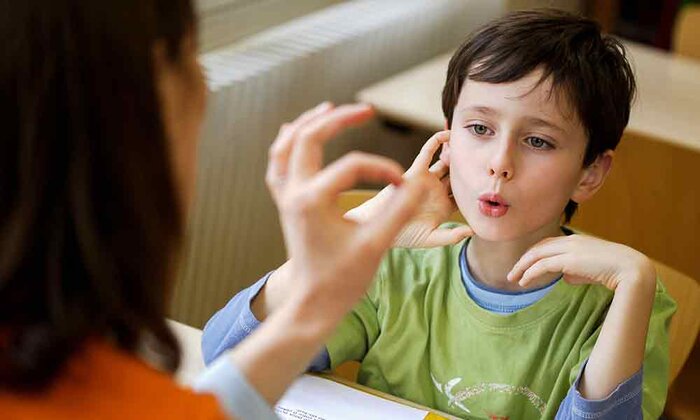 رفتار مناسب والدین با کودک مبتلا به لکنت زبان چگونه است؟