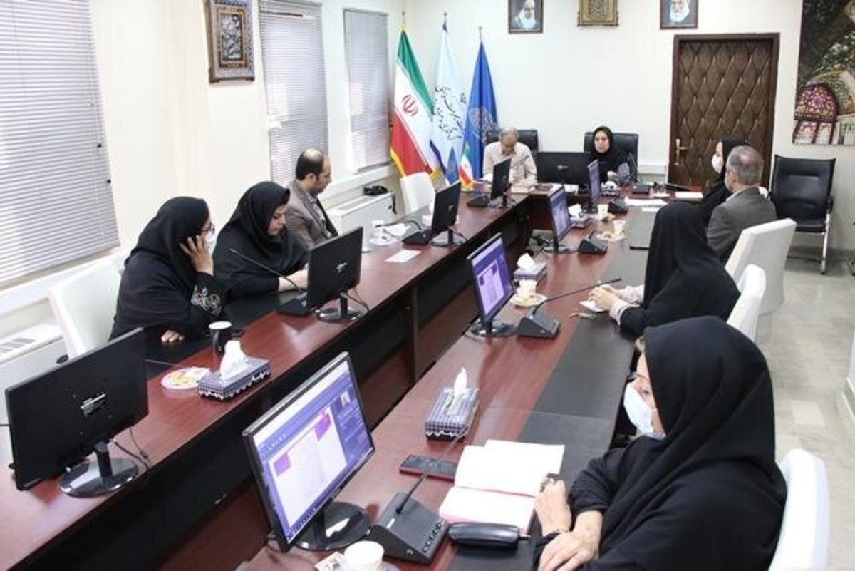 علت دوام بیشتر عصر نسخ خطی در جهان اسلام نسبت به عصر نسخه‌های خطی در مغرب زمین چیست؟