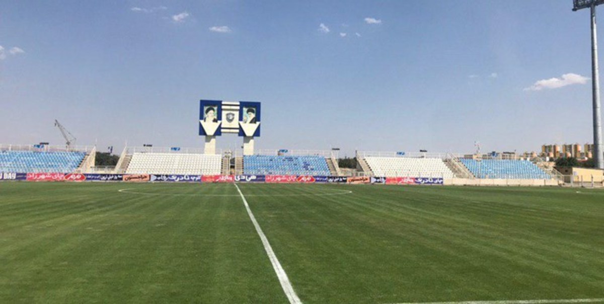 تراکتور در ورزشگاه خانگی خود به میدان می‌رود