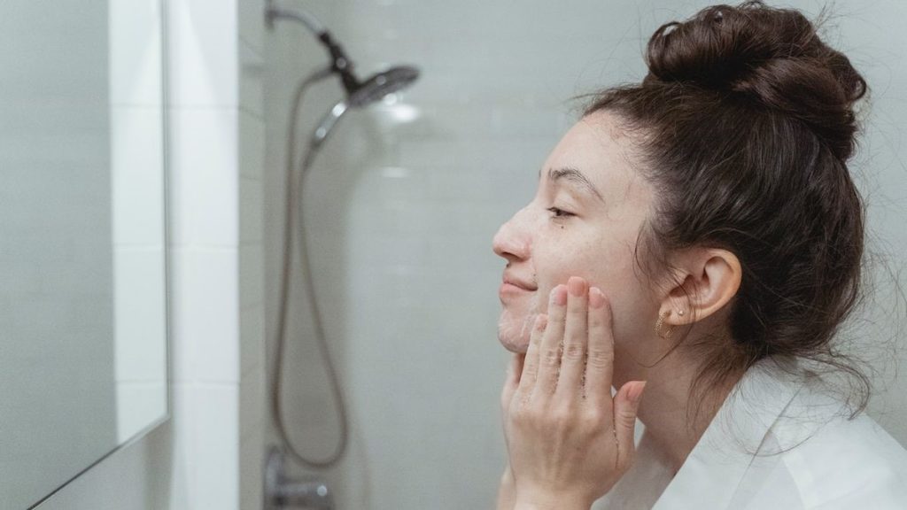 برای داشتن پوستی صاف وشاداب روتین پوستی را جدی بگیرید