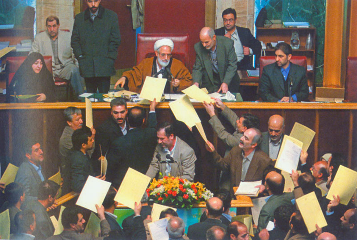 چهار دهه توهم فروپاشی جمهوری اسلامی ایران؛ ماجرای نامه جام زهر غربگرایان به رهبر انقلاب در سال ۸۲