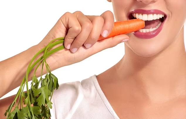 لبخند جنین ۳۲ هفته‌ای پس از خوردن هویج توسط مادرش+تصاویر
