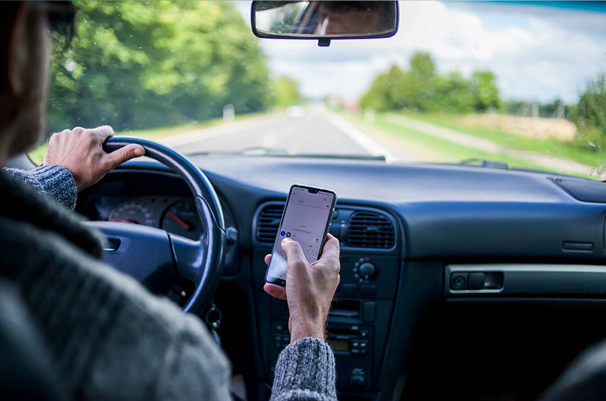 قوانین و مبلغ جریمه برای صحبت کردن با موبایل هنگام رانندگی چقدر است؟