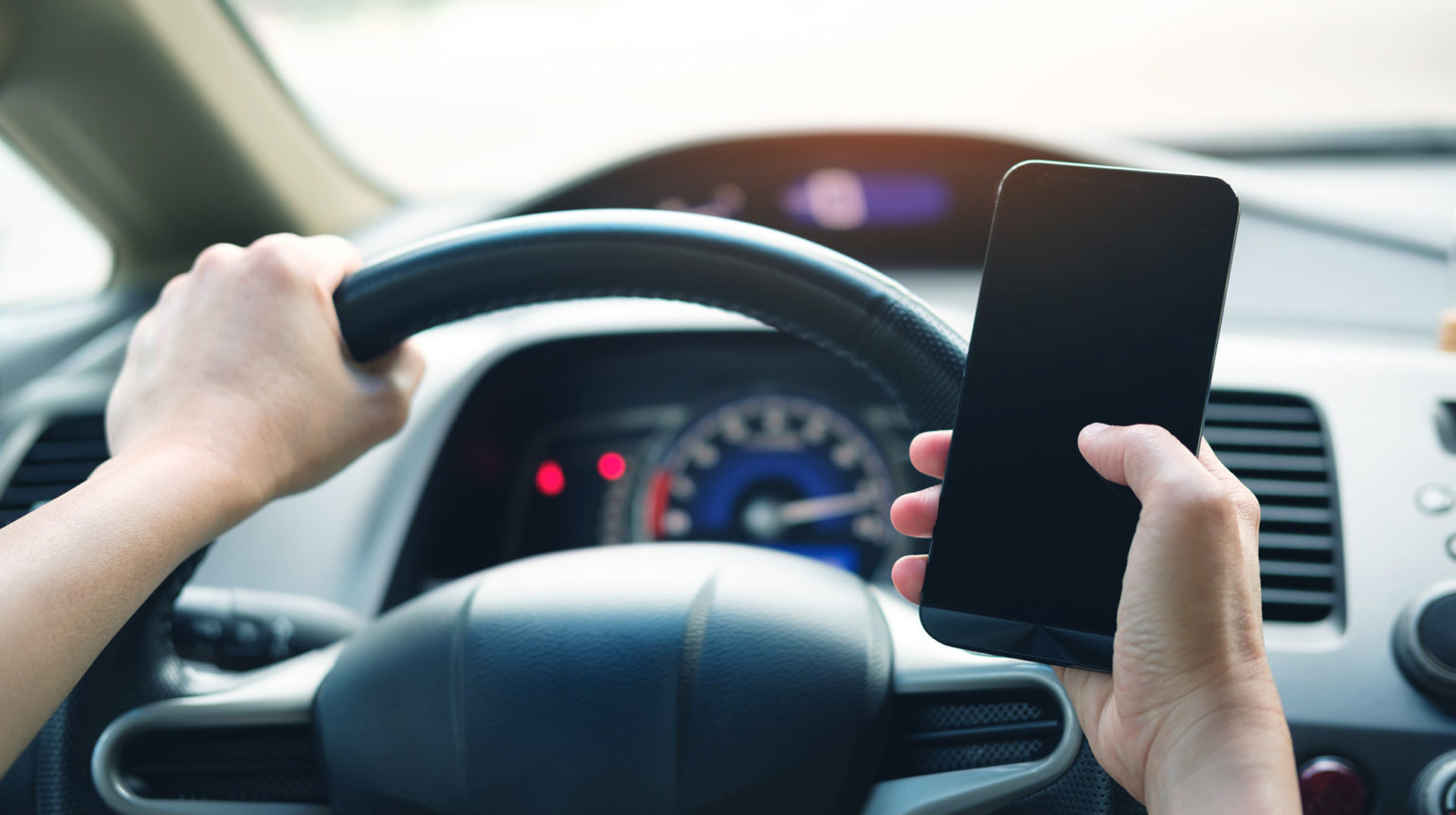 قوانین و مبلغ جریمه برای صحبت کردن با موبایل هنگام رانندگی چقدر است؟