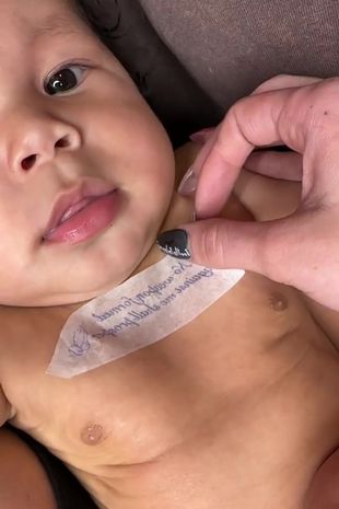 تتو کردن بدن نوزاد که که انتقاد شدید کاربران تیک تاک را در پی داشت