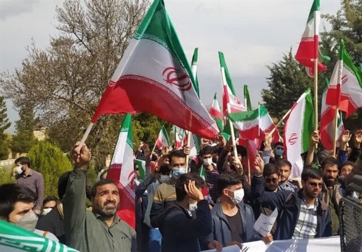 باید بین دشمنی استکبار و وجود مشکلات در کشور تفکیک قائل شد