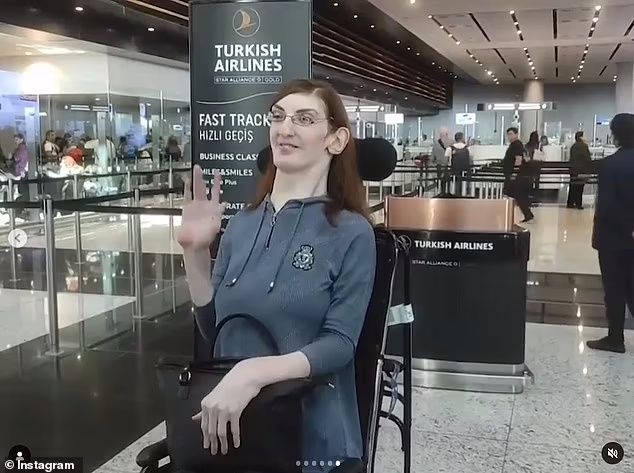 سفر قدبلندترین زن جهان برای اولین بار با هواپیمایی در ترکیه