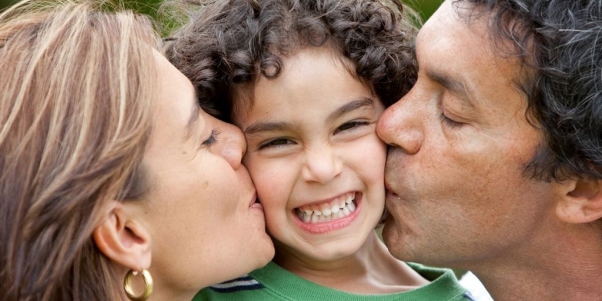 والدین بدانند، برای بوسیدن کودک خود حتما از او اجازه بگیرید