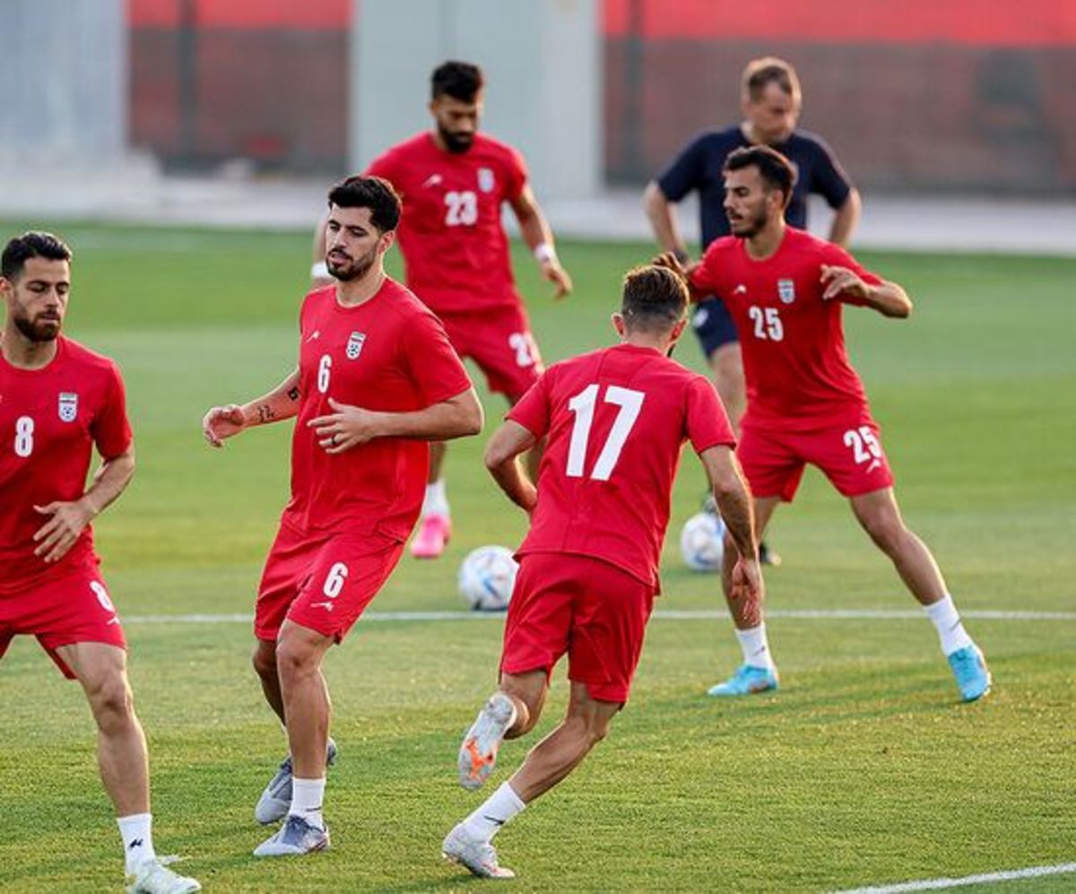 ایران مقابل انگلیس قرمز می‌پوشد