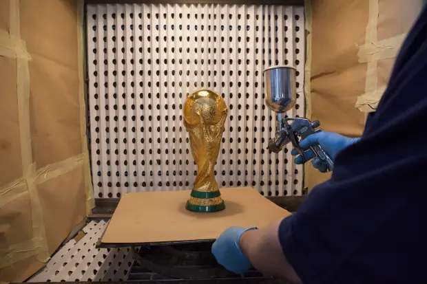 نگاهی به مراحل ساخت جام طلایی رقابت‌های جام جهانی فوتبال