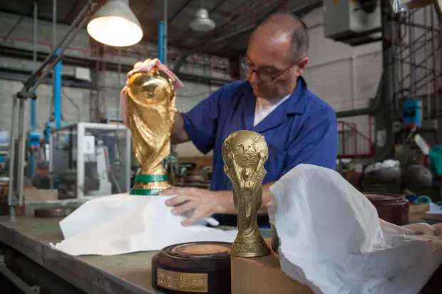 نگاهی به مراحل ساخت جام طلایی رقابت‌های جام جهانی فوتبال