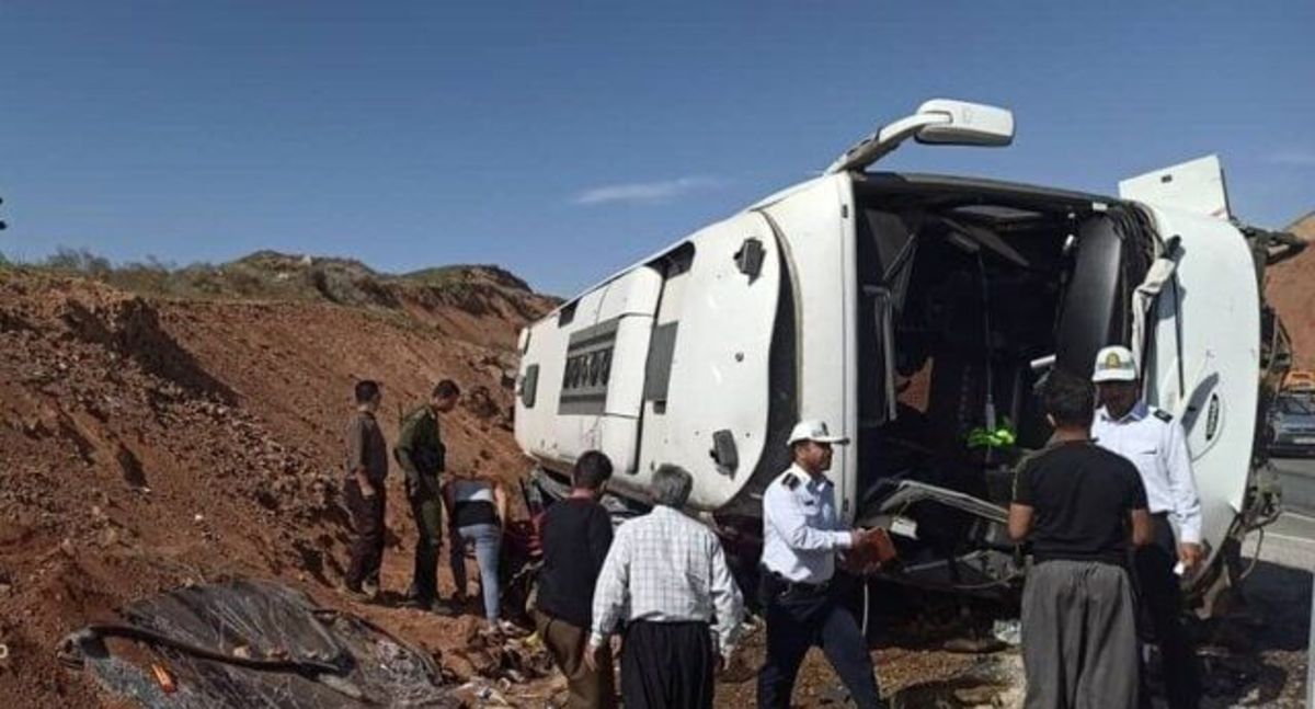 ۱۷ مصدوم بر اثر واژگونی اتوبوس در آزادراه قزوین - کرج