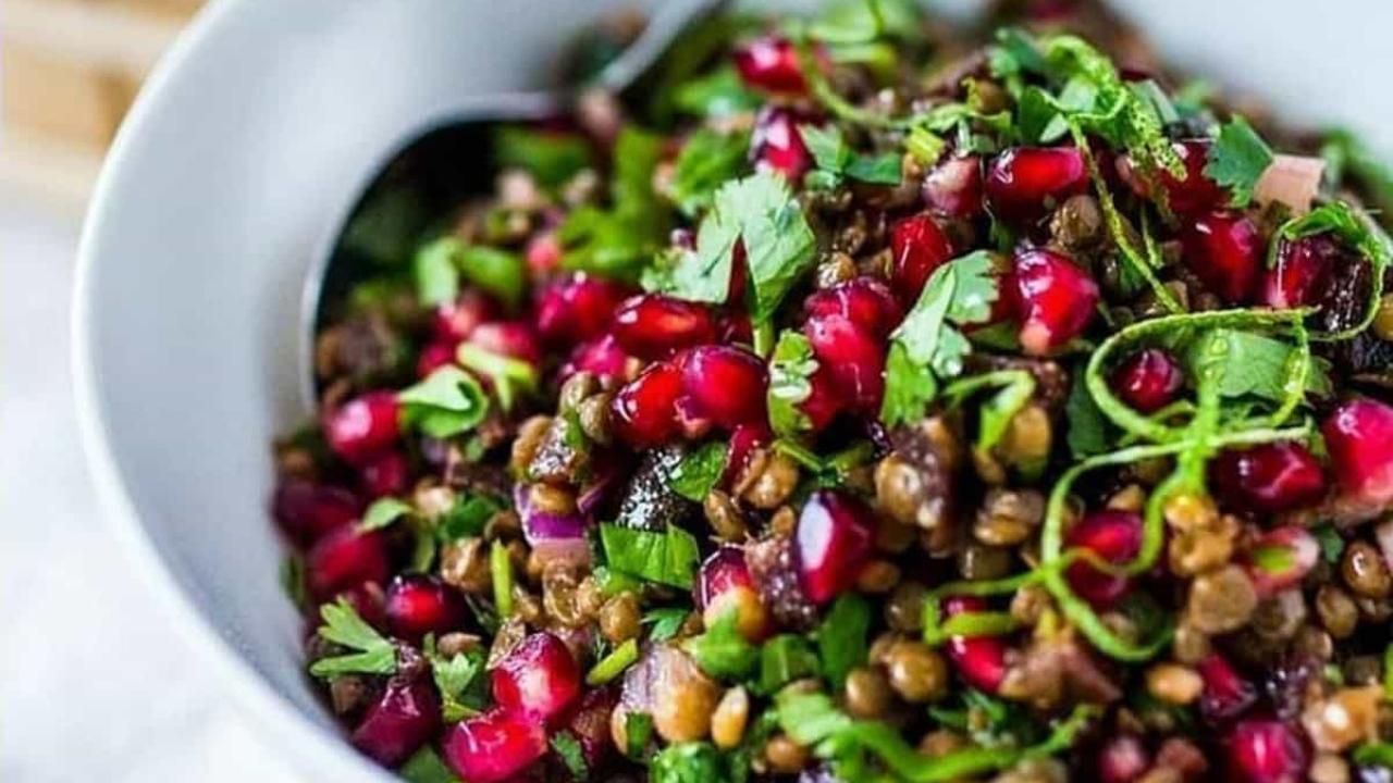 طرز تهیه سالادی متفاوت با لوبیا قرمز و انار