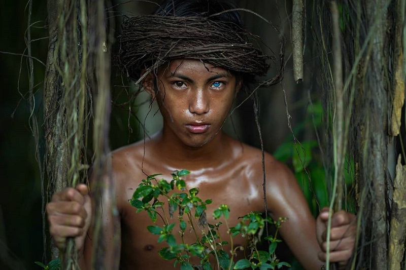 قبیله‌ای در اندونزی با چشمانی اسرارآمیز و چند رنگ