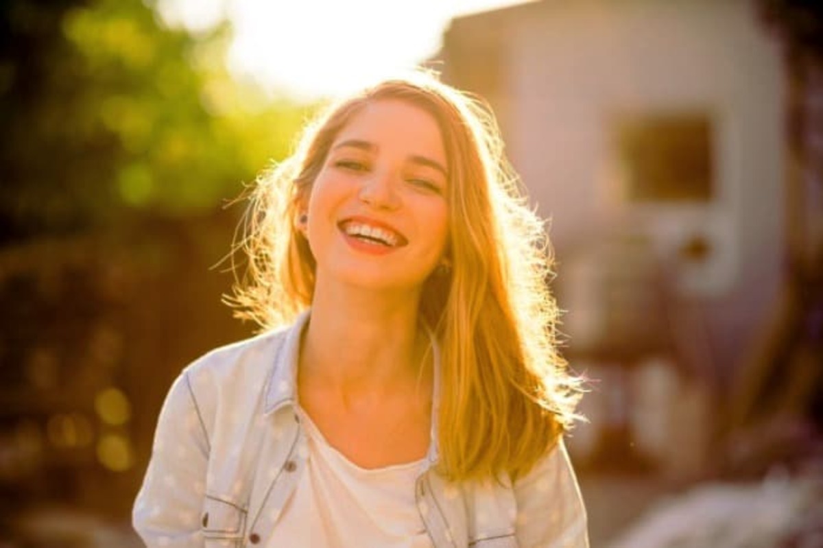 نور خورشید چگونه برای برای پوست، مو و سلامت مفید است؟ ۱۵ مزیت اثبات شده