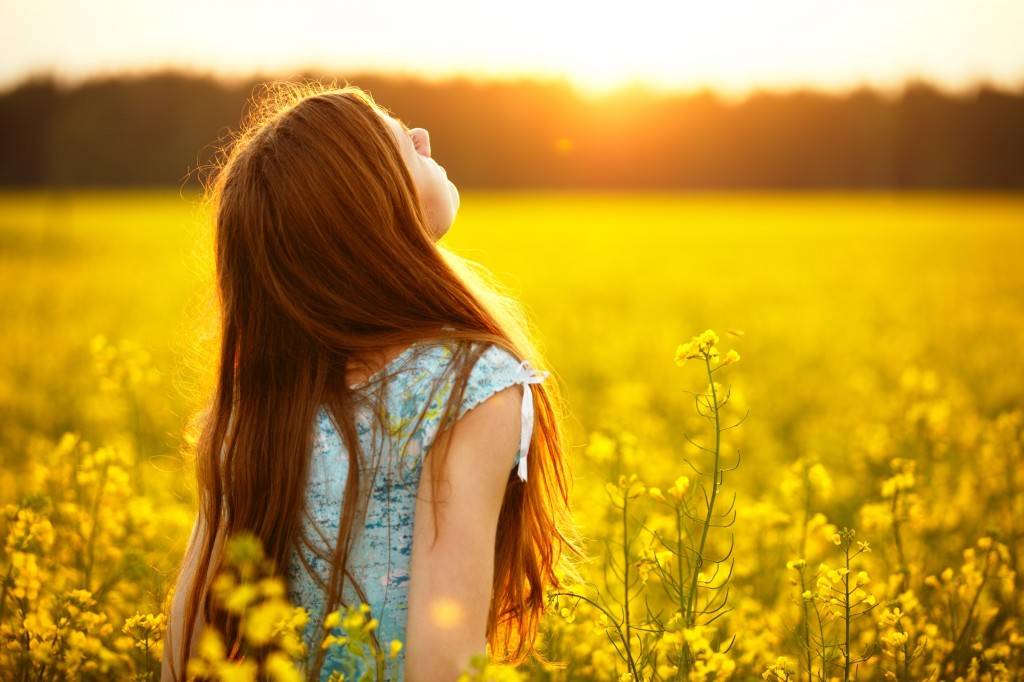 نور خورشید چگونه برای برای پوست، مو و سلامت مفید است؟ ۱۵ مزیت اثبات شده
