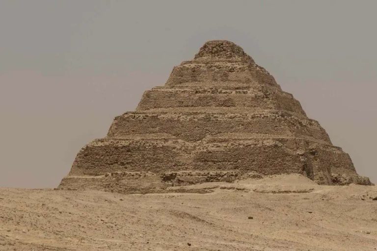 گورستان مصر باستان با ۳۰۰ مومیایی در ۲۰ کیلومتری جیزه کشف شد