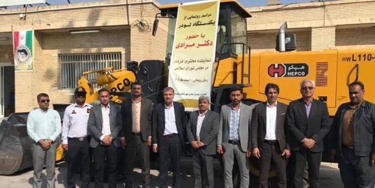ماجرای تصویر جنجالی یک نماینده با لودر ۵ میلیاری چه بود + عکس