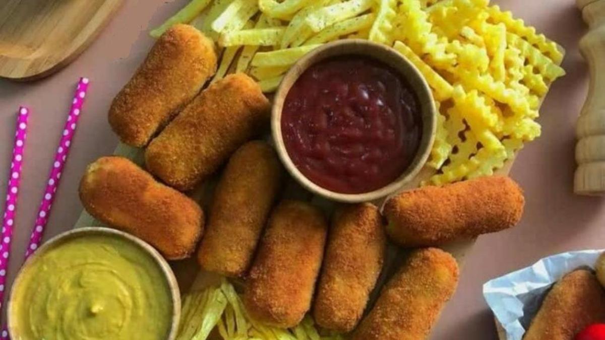 دستور تهیه کراکت سیب زمینی با سوسیس یک غذای راحت و خوشمزه برای کودکان
