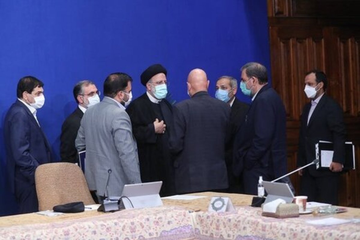 تیم اقتصادی دولت از ابتدا ضعیف چیده شد و به جای برکناری از آن‌ها حمایت می‌شود