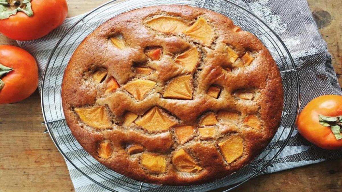 رسپی کیک خوش عطر و طعم خرمالو با گردو برای عصرانه
