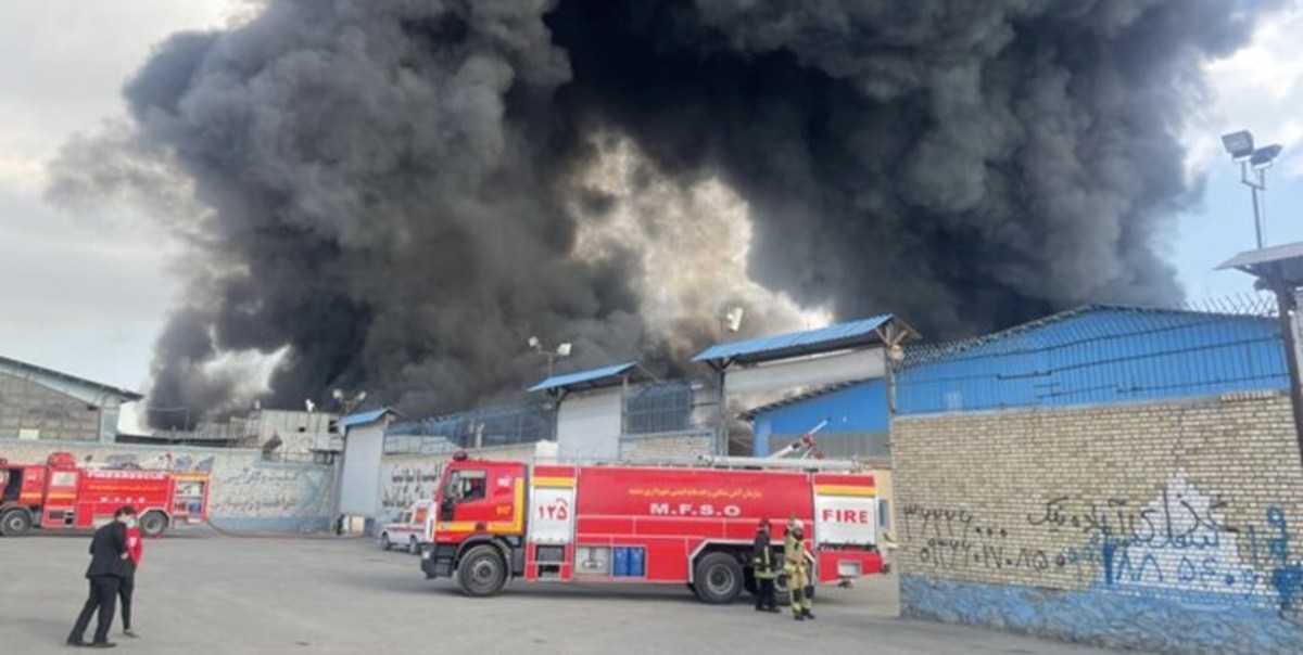آتش سوزی کارخانه‌ای در جاده قوچان/ آتشنشان‌ها همچنان مشغول اطفای حریق هستند