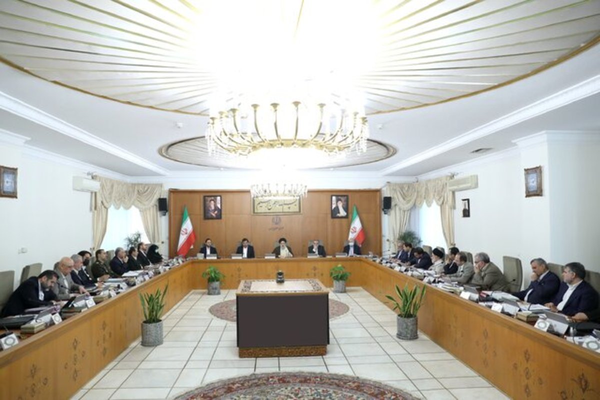 با متخلفانی که با قیمت ریال کالا تولید و با قیمت ارز عرضه می‌کنند، برخورد قاطع شود