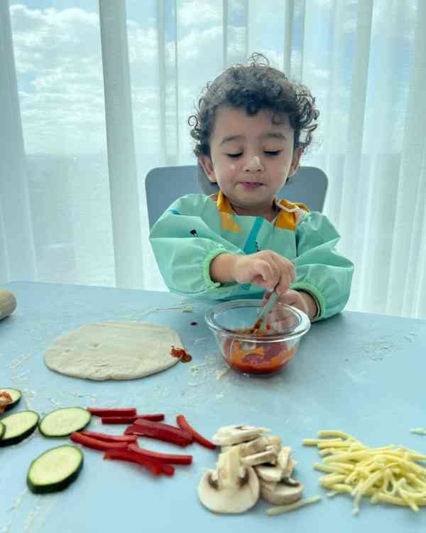 عکس‌های خنده دار “پسر دنیا جهانبخت” در حال پخت پیتزا/ عکس
