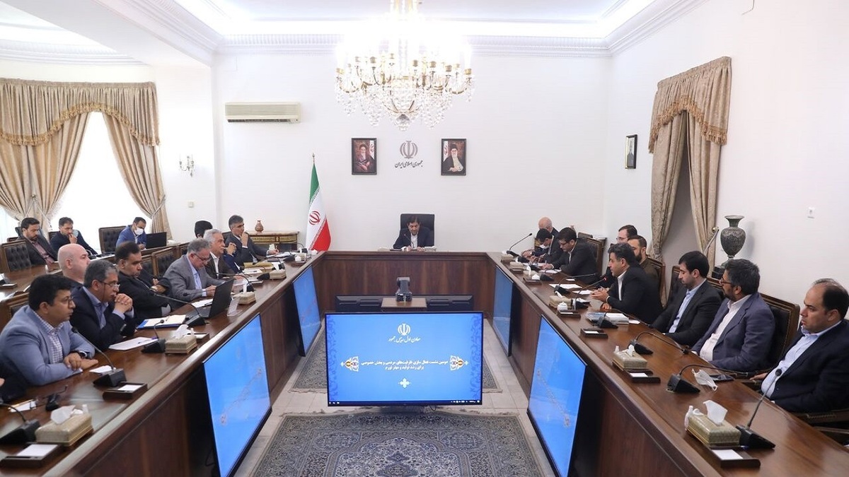 باید چسبندگی اقتصاد کشور به دلار را کاهش دهیم